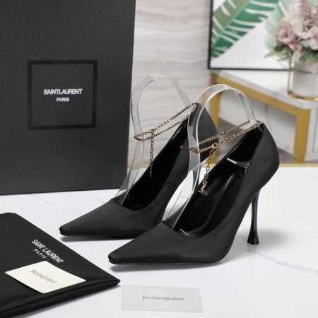 顶级品质 Saint Laurent 圣罗兰细跟单鞋 Ysl姐姐的美丽尤物高跟鞋 又是人间圣罗兰 Rose同款的小方头 高跟鞋化很好修饰脚型，奢华金属链 这几年 - 点击图像关闭