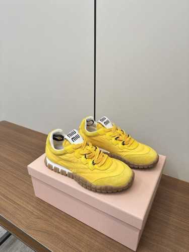 Miu Miu 25ss 春夏新款走秀MiuMiu 德训 休闲鞋 秀场工艺来自Miu Miu系列的细节特写 新季的潮流要素与此刻挚爱的概念，多元对撞，传达现代风