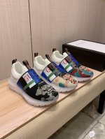 新款: 厂价 古奇Gucci* 最新爆款休闲鞋，顶端品牌奢侈～代购，顶级～质量。鞋面選用进口透气牛皮搭配布料材质透气羊皮垫脚 精细做工。原版个性时尚柔软橡膠耐磨