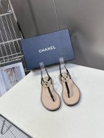 Chanel香奈儿夏季新款夹脚人字拖海滩必备款 超多网红时尚博主种草 夏天必备 夏季夹脚双C五金扣拖鞋 百搭显脚瘦气质款 颜值爆棚的一款拖鞋 任意搭配都很绝 懒