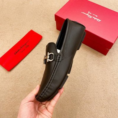 实价 ，品牌菲拉格慕，官方原版高端豆豆鞋～四季潮鞋 专柜品质，菲拉格慕1:1优质做工，鞋面:进口牛皮原单，全真羊里，时尚懒人商务风设计，休闲乐福款，跑步鞋青年人