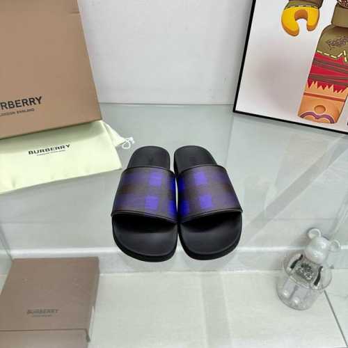 P210 新品上架，巴宝利专柜新款拖鞋饰有品牌字母立体徽标，以及首席创意总监 Riccardo Tisci 的 Burberry 首秀系列名称 Kingdom