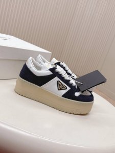 最高版 Prada普拉达 25新款 厚底 休闲运动鞋 这款运动鞋延续经久不衰的轮廓，是新款经典单品。采用皮革精心制作， 提升格调。款式轻盈，搭配三角扣标志加5C