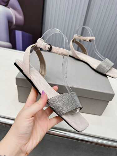 BrunelloCucinelli 。B C凉鞋上新款了。进口羊绒面料。内里进口羊绒，纯铜珠链，原版真皮底，上脚美观大方，百分百原版开发。原版包装，码数35 －