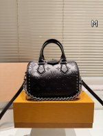 黑武士 Lv 小枕头包 原单密封包装对Nano Speedy尺寸相当小巧 所以搭配中尽显时尚靓丽迷人气质，但是携带轻盈，轻轻松松搭一款Nano Speedy出门