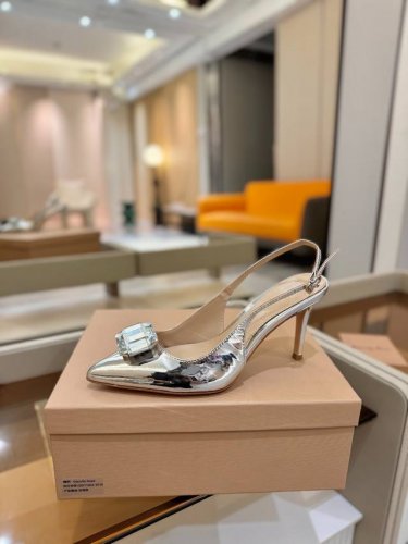 价格P： Gianvito Rossi 2025新款拖鞋 原版开发 顶级版本 代购品质 超美的大宝石高跟凉鞋。大颗宝石璀璨夺目，仿佛把星辰踩在脚下，瞬间成为人群