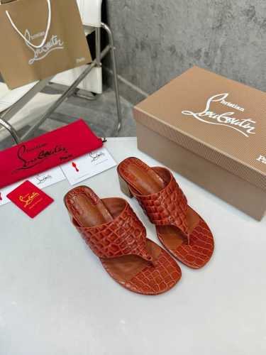 胶底 真皮底 顶级版本 独家定制代购级⑤个颜色供选择。重磅推出 Christian Louboutin CL 标识设计 红底鞋最新走秀款 简称CL 红底鞋 T台