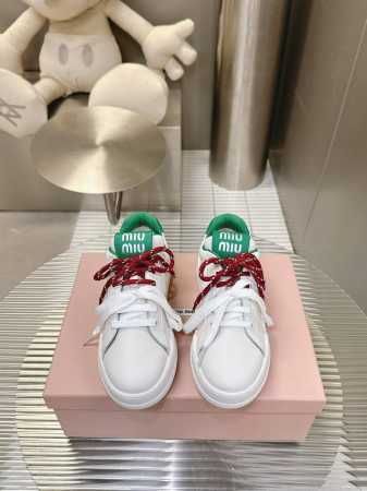 Miumiu双鞋带小白鞋，最近很热门的款式，前卫大胆的设计Miu Miu风格融于此款漂白皮革运动鞋的简约线条。别致徽标饰于鞋舌与背面，点缀复古设计。纯白色鞋子是 - 点击图像关闭