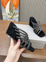 BrunelloCucinelli 。时尚坡跟上新款了。面料：进口羊绒。内里羊皮，纯铜珠链，上脚美观大方，百分百原版开发。原版包装，跟高6公分码数35 －42。