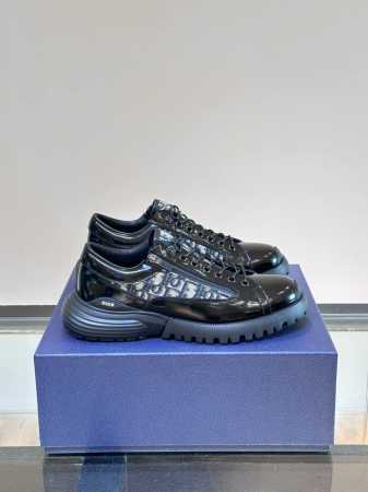 Dio* Dior Combat 德比鞋是二零二四春季男装系列新品，呈现时尚设计与运动元素相结合的混搭风格。采用黑色抛光牛皮革精心制作，侧面和鞋舌饰以米色和黑色 - 点击图像关闭