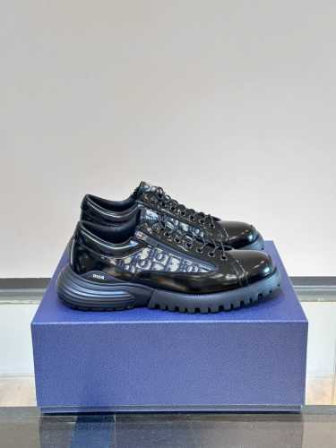 Dio* Dior Combat 德比鞋是二零二四春季男装系列新品，呈现时尚设计与运动元素相结合的混搭风格。采用黑色抛光牛皮革精心制作，侧面和鞋舌饰以米色和黑色