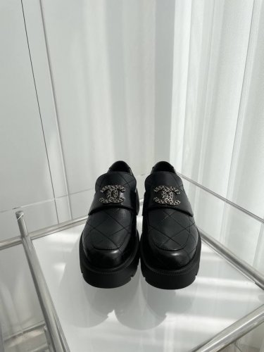 小香2024秋季新品 ～～～独家推荐，市场最高版～～～原版面料、原版1：1定制，非市场普通版本。 面料：牛油皮 大底：橡胶发泡底 码数：35-39