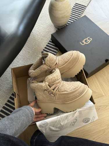 顶级版本 UGG官网最新款，厚底人鱼系带 鞋底厚度： 6.5cm 鞋面材质，羊卷毛+羊毛内里，柔软舒适。 款式：设计感十足 时髦有型 鞋底：最新拱形大底，突破传