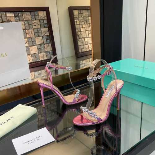Aquazzura 2024 新款凉鞋 代购品质 鞋子面料采用原版定制漆皮包边。定制装饰扣制作。闪闪发光的电镀装饰扣高跟凉鞋 上脚超级有气质 交叉设计，时尚感满