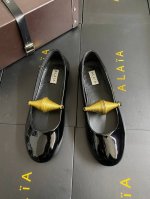 黑色 Alaia 走秀款平底芭蕾舞平底单鞋！ 甜酷芭蕾风，人气超高的一款芭蕾舞鞋，浪漫又迷人舒适百搭。 原版订制牛皮施华钻 面料， 羊皮内里，私模橡胶防滑大底，