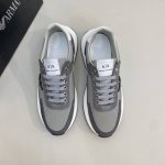 售 价: 商品商标：Arman * 阿玛* 低帮运动鞋 正码码数: 38-44 可订做45 商品材料：鞋面进口磨砂皮拼接透气布料，透气内里，原版大底。 编 号：