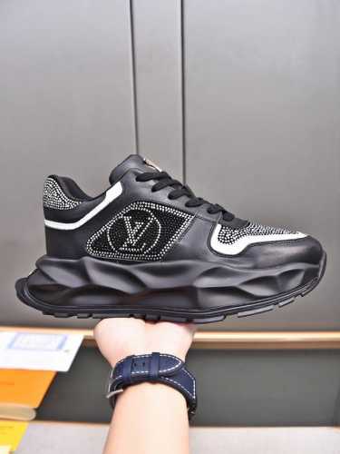 烫钻系列louis Vuitton 路易威登新品米兰时装走秀款lv家标志，大咖风范，时尚潮人必备进口牛皮烫钻透气网里特供大底码数39-44 38 45 46定做