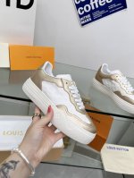 这款对 LV Groovy 运动鞋的精致诠释结合了金属皮和 Monogram 压花小牛皮。这款运动鞋因其七十年代风格的鞋面和流行的平台鞋底以及Monogram