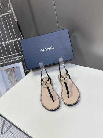 Chanel香奈儿夏季新款夹脚人字拖海滩必备款 超多网红时尚博主种草 夏天必备 夏季夹脚双C五金扣拖鞋 百搭显脚瘦气质款 颜值爆棚的一款拖鞋 任意搭配都很绝 懒 - 点击图像关闭