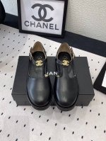 chanel新款玛丽珍后空凉鞋 不平凡的双C拥入了多种配色元素 多元化混搭非常好看百搭，上脚非常轻巧 舒适超级秀气优雅的一款后空凉鞋 鞋面： 原版进口羊皮 内里