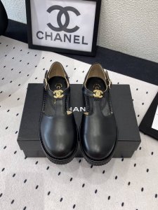 chanel新款玛丽珍后空凉鞋 不平凡的双C拥入了多种配色元素 多元化混搭非常好看百搭，上脚非常轻巧 舒适超级秀气优雅的一款后空凉鞋 鞋面： 原版进口羊皮 内里