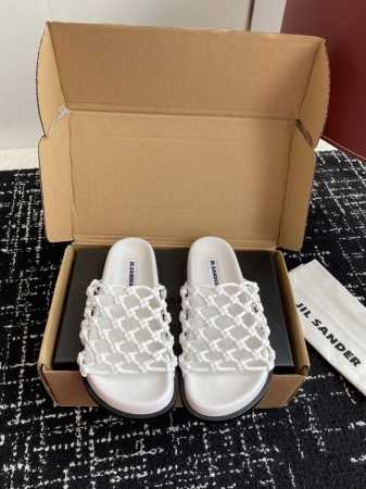 东莞代购级 盒包装 jil Sander 吉尔桑达 25新款渔网编织绳结镂空拖鞋 非常新颖的设计 让人眼前一亮 夏日氛围感渲染十足 鞋面采用超级软且坚韧的皮革编 - 点击图像关闭