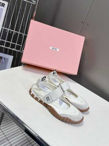 MiuMiu缪缪春夏秀款 饼干鞋 阿甘鞋休闲运动鞋专柜RMB8920购入开发 miumiu最新爆款 前卫大胆的设计，Miu Miu风格融于此款厚底帆布运动鞋的简