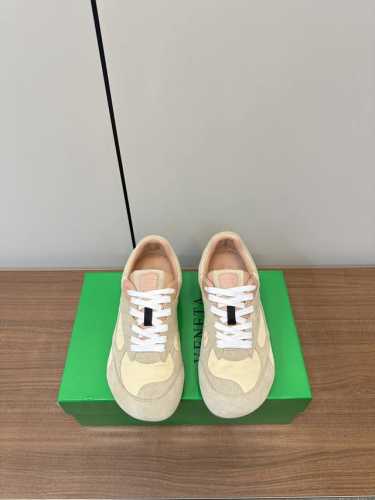bottega Veneta｜Bv葆蝶家 25Ss新款 阿甘鞋 德训运动鞋 男码+10 Sneaker科技尼龙和绒面打造，灵感来自复古球鞋，全新演绎经典运动鞋，