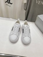 高版本出厂 情侣款 Prada 普拉达 24Ss新款系带情侣款小白鞋休闲运动鞋 这款运动鞋延续经久不衰的轮廓，是新款经典单品采用小牛皮 精心制作， 提升格调 款