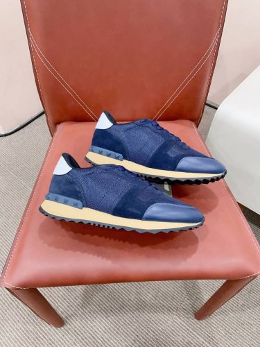已认证 华伦天 VALENTIN时尚百搭休闲男士运动休闲鞋，....作为时尚界的活跃一族 为中国时尚潮男打造出这款休闲时尚男鞋 鞋面料采用小牛皮面内里吸汗透气，