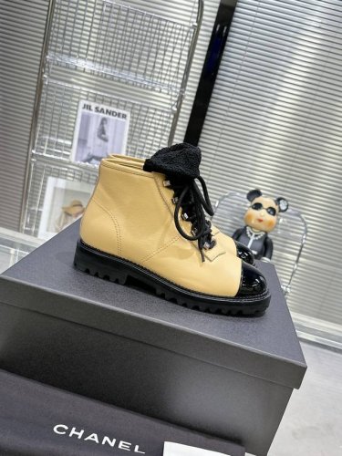 chanel 24K 秋冬专柜新款马丁靴 天花板顶级品质 这款靴子真的很火爆 厚底5Cma 更精致一点 显腿瘦 关键是上脚很舒服 鞋面 进口牛皮 内里 羊皮里