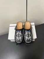 Cotem p70新款刺绣勃肯拖鞋穆勒半拖鞋Rudeneja 中古包头半拖鞋 圆头穆勒拖鞋轮廓比普通鞋子略大，适应多种脚背厚度，以其圆头设计和平底款式闻名。 本