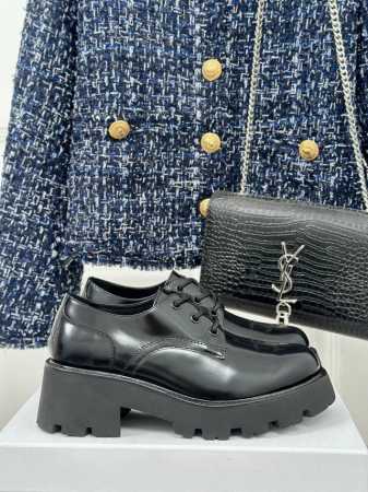 厂价 Celine｜赛琳24Ss早秋新品 系带小皮鞋 Go 材质： 面料采用进口小牛皮 内里采用水染牛皮 原版开模tpu大底 码数: 35-39 40定制 - 点击图像关闭