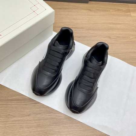 情侣款ALEXANDER MCQUEEN 亚历山大.麦昆情侣款，2024新款Sprint运动跑步老爹鞋 采用了白色进口环保皮革拼接和印花凹凸字体工艺的鞋面与轮廓 - 点击图像关闭