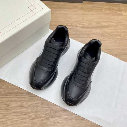 情侣款ALEXANDER MCQUEEN 亚历山大.麦昆情侣款，2024新款Sprint运动跑步老爹鞋 采用了白色进口环保皮革拼接和印花凹凸字体工艺的鞋面与轮廓