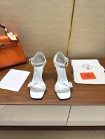 Hermes 爱马仕 经典H高跟凉鞋系列时尚经典又百搭 超级舒服 历时半年拆卸原版开发 匠心精神 每个细节都做到极致 设计简约流畅 打造时尚经典柔美造型 材质: