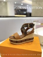 价格 Louis Vuitton 最新走秀款厚底凉鞋 香港原版购入一比一开模 今年的款式比去年增加了老花原素 显得更为大牌 皮面款采用原版仿旧打蜡牛皮 内里垫脚