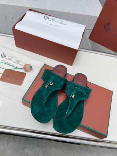 Loro Piana*顶级正品级夹脚拖鞋购买原版1:1复制 于1924年4月24日一手创立现有的Loro Piana公司。家族经营至今已是第六代，为讲求品味及对