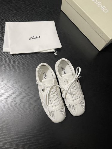 Unfolio 新品网面拼接设计，透气又轻盈。简约系带造型，随性中透着精致 。无论是运动风穿搭还是休闲造型，都能轻松适配，让你轻松走在潮流前沿。鞋面牛麂皮 牛皮