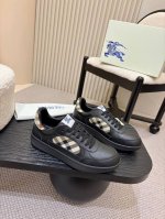 男款 ,女款330元！ Burberry2025爆款出炉，历经三年经典格子回归，百搭，装饰精纺 Burberry 格纹图案。搭配网眼内衬和格纹鞋带，橡胶鞋底饰有