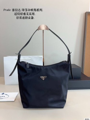 prada 普拉达 新款手提包 爆款原开版发夏爆季款 绝美 大爱 原版 斜布纹手感很好 独丝家印Logo 原版端高定制五金 包包轻简便单实用 男女同款尺寸：27
