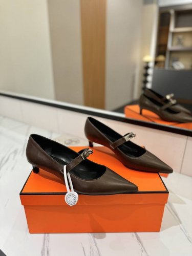 出厂价： 爱马仕Hermes，真皮大底 顶级版本！原版开发 鞋面：柔羊皮 内里垫脚 混种羊皮跟高 ：4cm大底：意大利真皮大底 码数：34-43注 34 41
