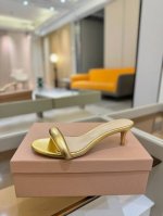 价格P： 吉安维托 罗西 Gianvito Rossi 轻松移动。这款时尚高跟凉鞋 秉承了其传统意大利工艺，专注精巧细节，打造优雅女人味，每一双吉安维托 罗西