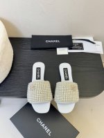 Chanel 25p New Arrival～ 小香25春夏珍珠拖鞋新品 手工穿珍珠，笔记耗手工的哈，但整体质感还在于珍珠的品质！ 咱用的A级树脂珍珠，色泽和珠