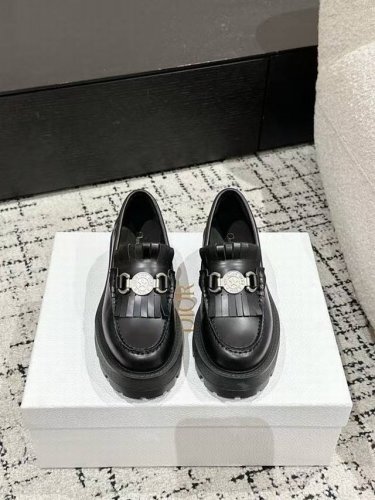 冲量价: dior 迪奥 25 早春新款 钱币流苏 厚底 乐福鞋 采用黑色小牛皮打造鞋身 搭配白色皮革流苏 展现出撞色的层次感 流苏上点缀了银色幸运星金属圆牌