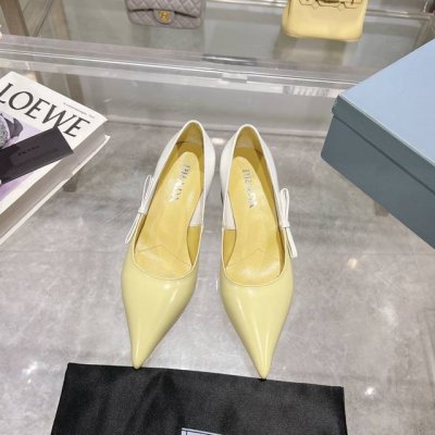 出厂价p prada 普拉达 24 秋冬秀款女鞋 尖头粗跟蝴蝶结秀拼色专柜走秀款！ 鞋面：高定制开边珠面料 内里：高定制开边珠 大底：原版意大利真皮大底 跟高：