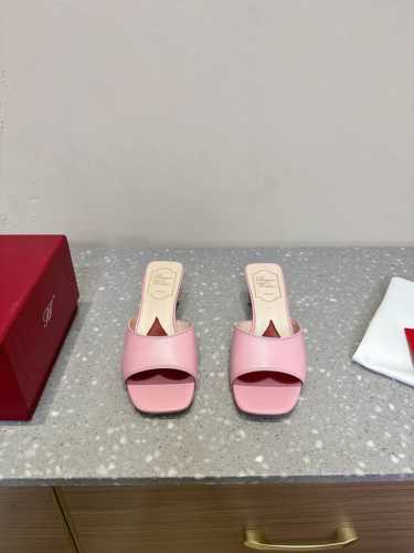 Roger Vivier 25ss春夏新款 璀璨钻扣 半拖鞋气质优雅 随便搭配都散发出高贵气息 新出的这款绝了 脚感好到不得了 试过的都逃不出它的魅力 鞋头方头