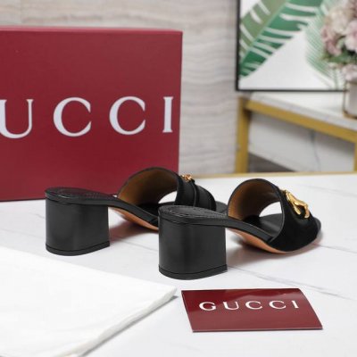 最高版本 gucci2025最新D字链条扣拖鞋系列 原版一比一 踮脚工艺同原版一样 中跟拖鞋 凉鞋 配最新D扣作为品牌的标志性象征制作而成打造令人惊艳的作品焕新