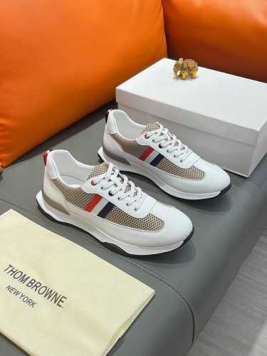 工厂价 Thom Browne 汤姆 布朗再上爆款！这个新锐品牌 让我们有了放松 时髦 个性的新选择 Tb风暴.鞋面采用原版进口牛皮内里羊皮内里。鞋底采用原版鞋