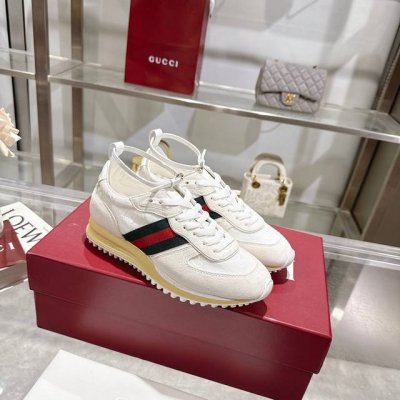 2025动感单品轻盈且灵活的外底经过特殊处理洋溢着浓郁的复古风情可拆卸可调节踝部绑带。鞋舌饰以高频压花工艺打造的3D立体Gucci字样标识织物衬里舒适透气超轻抽